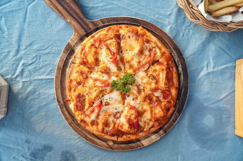 Quick 20-Minute Creamy Garlic Chicken Pizza on Thin Artisan Crust